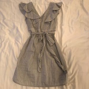 Thread Social Gray/white seersucker mini ruffle dress w/ pockets